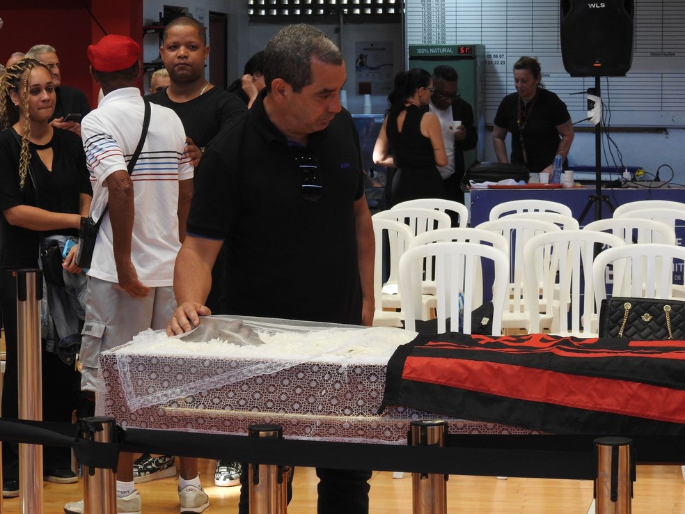 Zinho no vel�rio de Ad�lio, na sede do Flamengo, na G�vea � Foto: Fred Gomes / ge