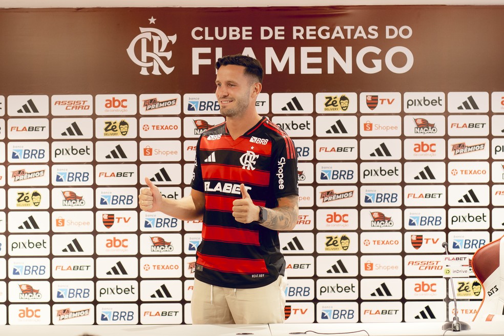 Sal foi apresentado pelo Flamengo nesta sexta  Foto: Adriano Fontes/Flamengo