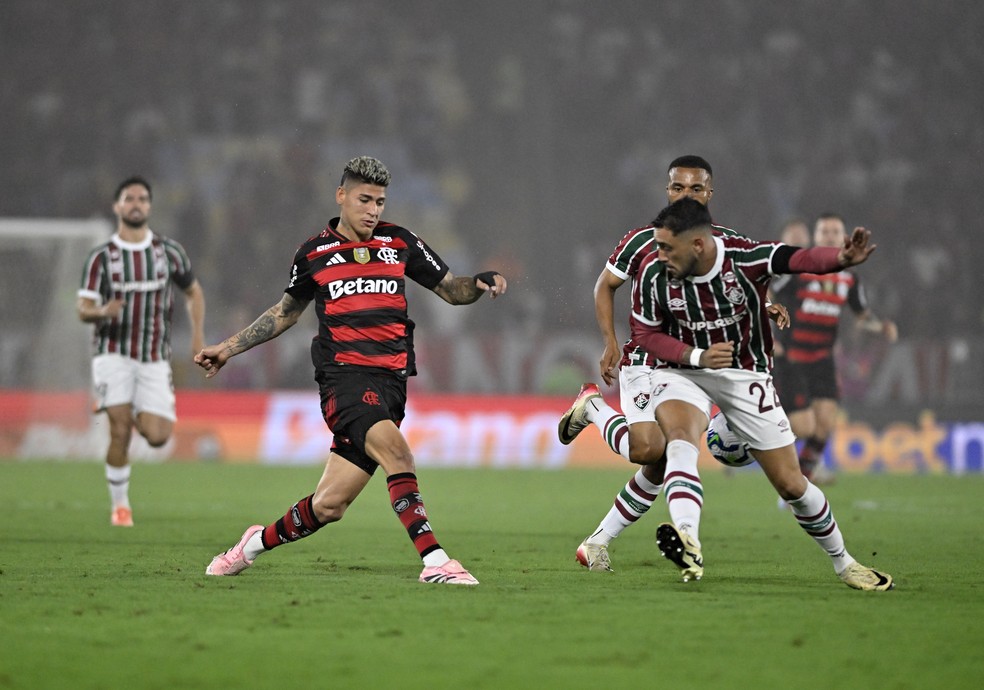 Carrascal e Freytes em partida entre Flamengo e Fluminense no Maracanã — Foto: André Durão