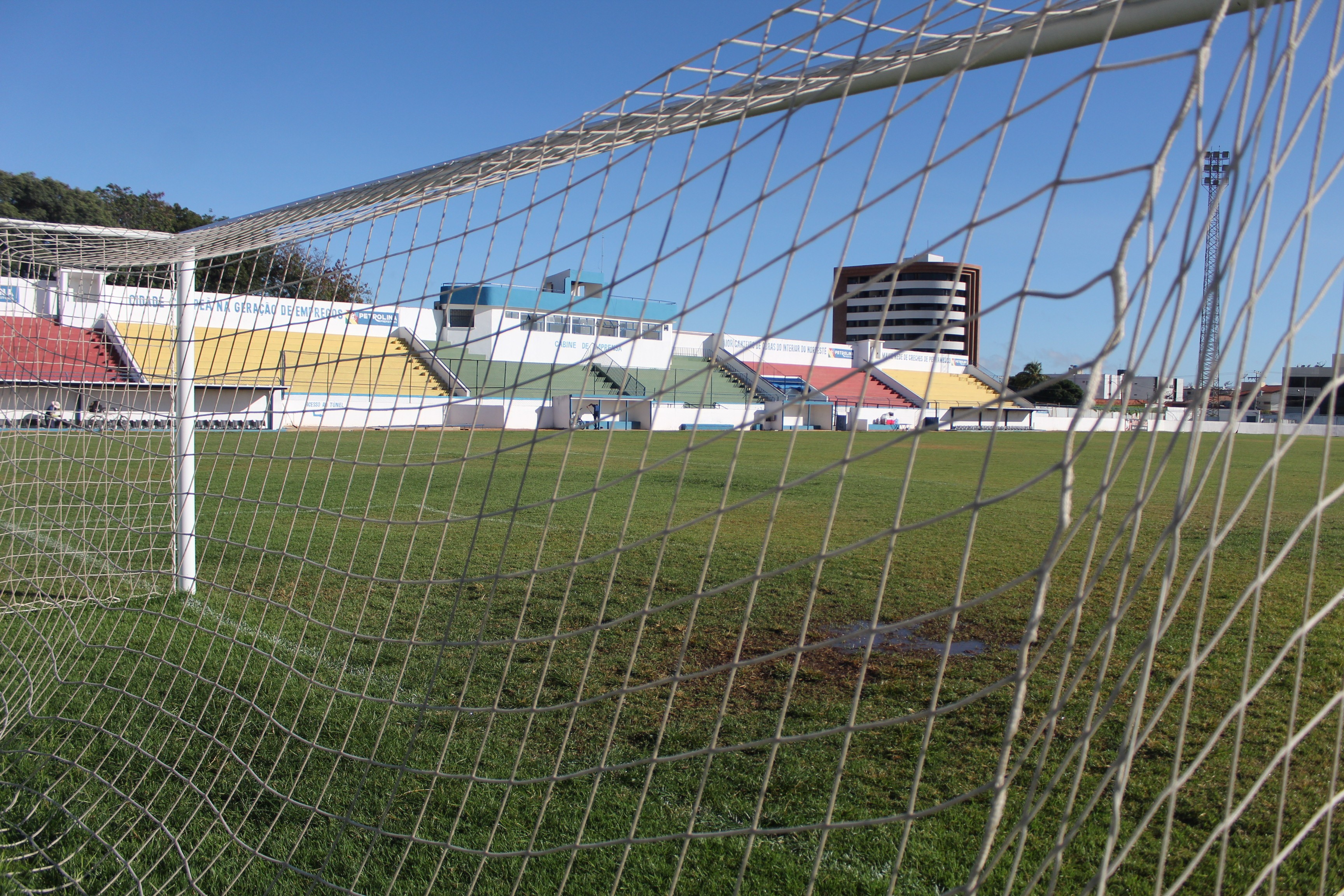 Jaguar e Petrolina jogam no Estádio dos Aflitos