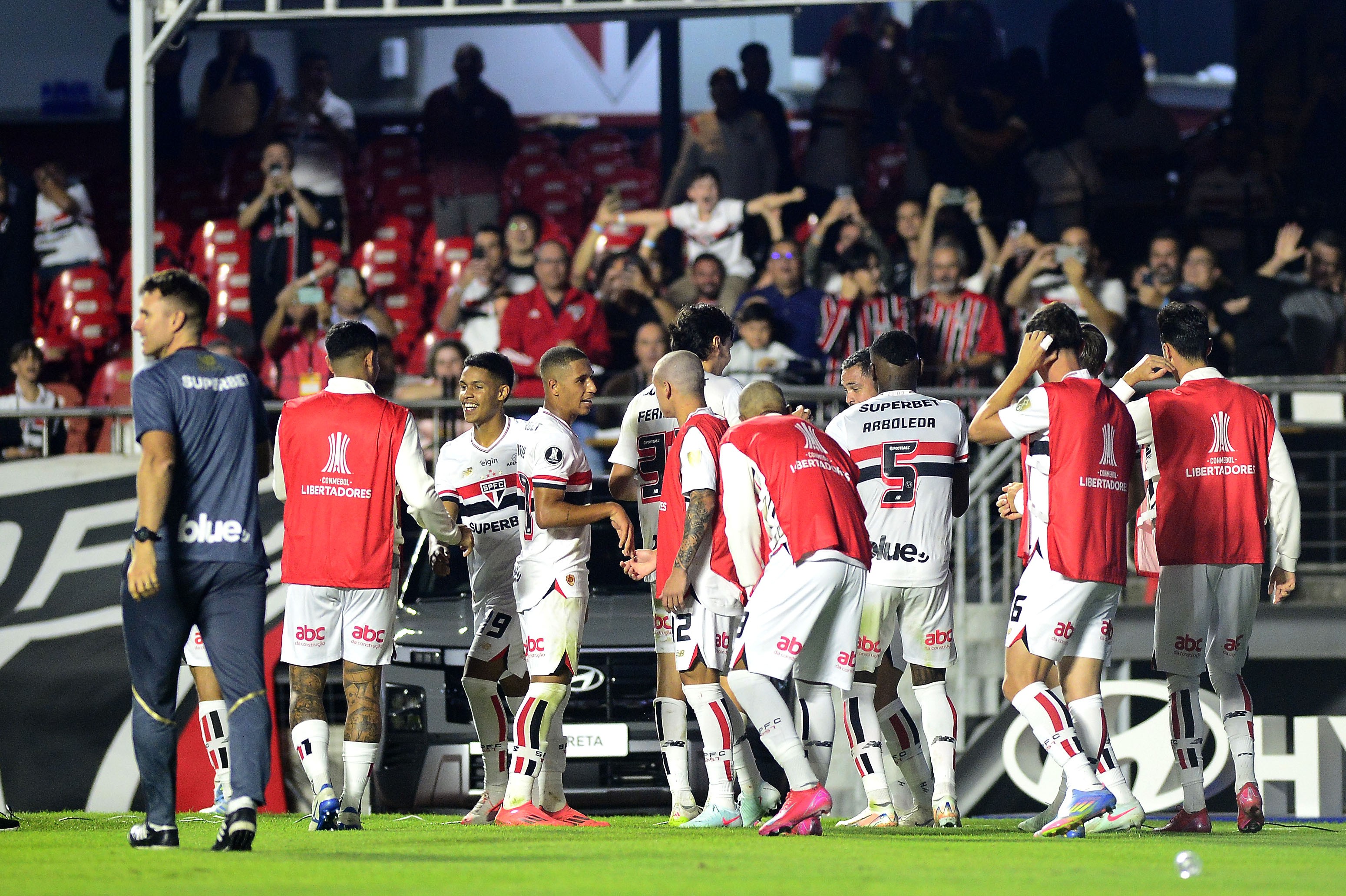 São Paulo supera desafios na Libertadores e busca recuperação de jogadores essenciais