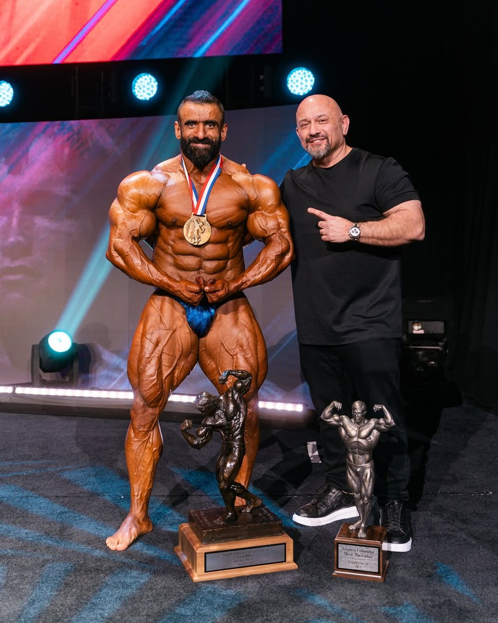 Hadi Choopan e seu treinador, Hany Rambod, após o título do Arnold Classic 2024 — Foto: Reprodução/Instagram