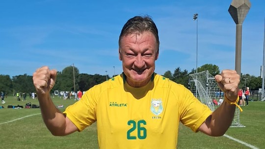 Conheça o "maior artilheiro do mundo", que mira os 10 mil gols - Fábio Torres contabiliza os gols em peladas desde 1985 e espera chegar à marca até 2030