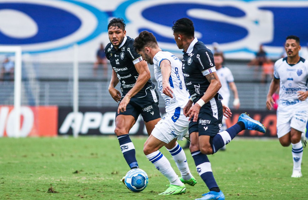 Atacante do CSA, Taliari enfrenta a marcação de dois jogadores do Remo — Foto: Ailton Cruz