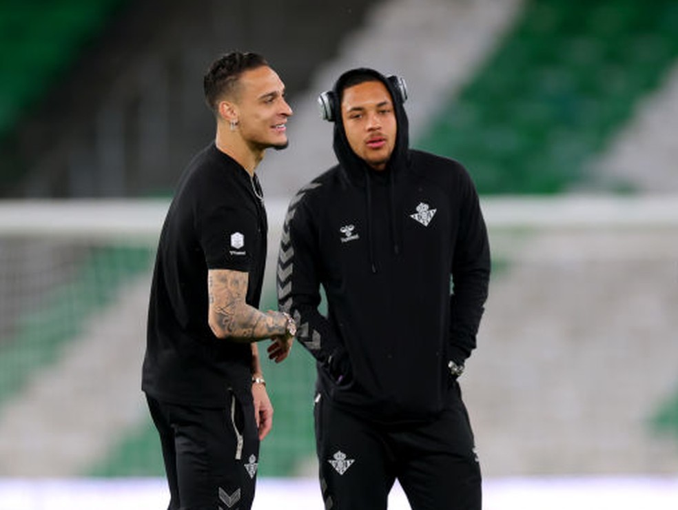 Antony e Vitor Roque antes de Real Betis x Athletic Bilbao — Foto: Getty Images