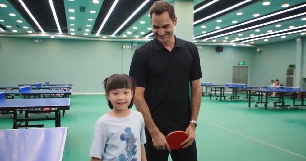 Chinesa de 7 anos vence Federer em desafio de tênis de mesa — Foto: Reprodução