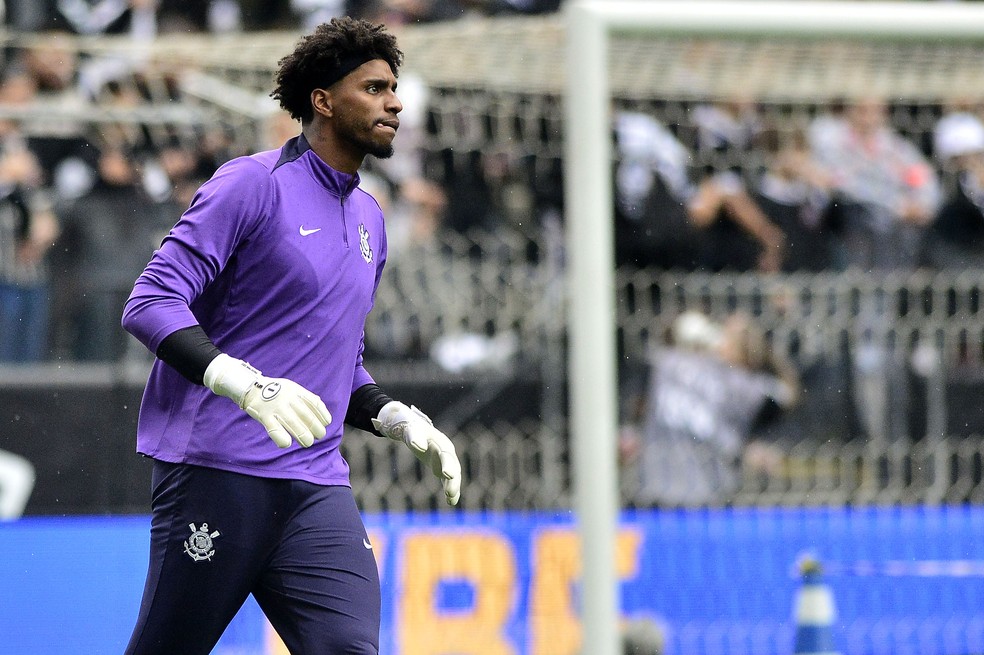 Hugo Souza em aquecimento pelo Corinthians