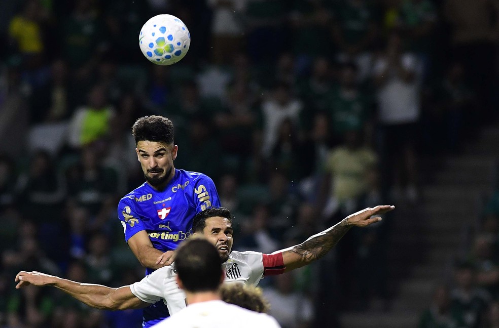 Flaco L�pez ganha de Lucas Ver�ssimo para marcar em Palmeiras x Santos � Foto: Marcos Ribolli