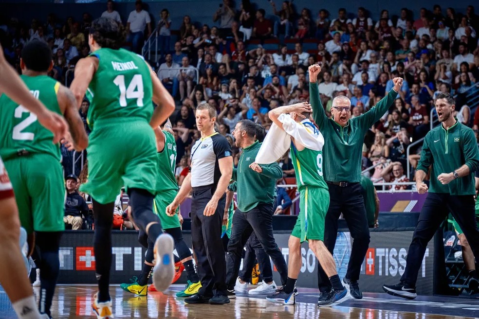 Brasil comemora cesta contra a Letônia Seleção masculina Pré-Olímpico de Basquete Petrovic — Foto: FIBA