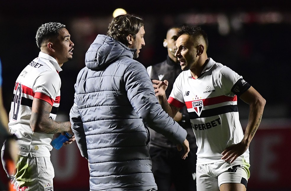 DESGASTE FÍSICO! Zubeldía enfrenta dilema em meio a seca de vitórias e acímulo de cansaço dos jogadores 