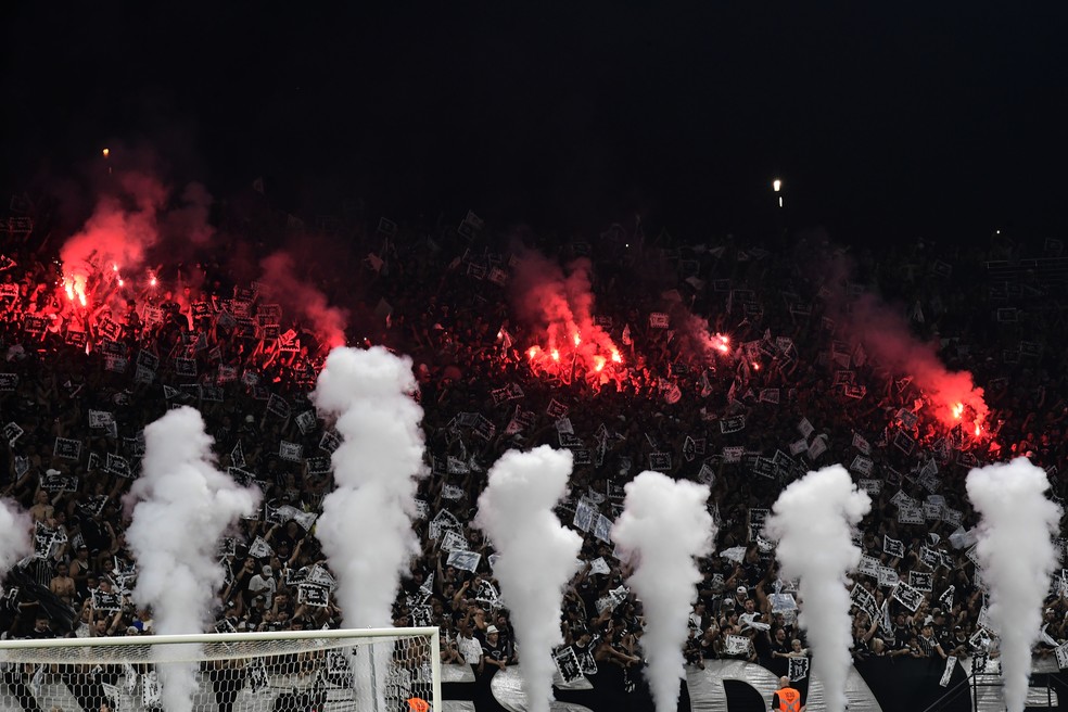 Torcida do Corinthians faz festa com sinalizadores na Neo Química Arena — Foto: Marcos Ribolli