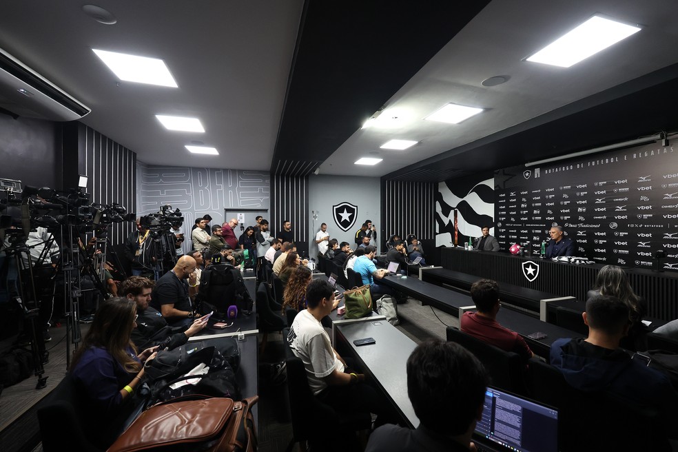 Sala de entrevistas do Botafogo repleta de jornalistas para a apresentação de Tite — Foto: Vitor Silva / Botafogo