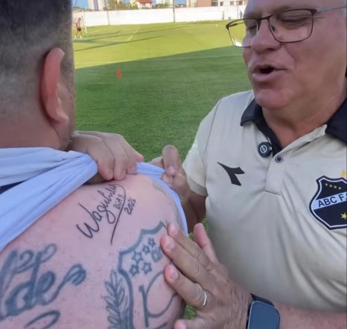 Torcedor do ABC tatua autógrafo do técnico Waguinho Dias após acesso