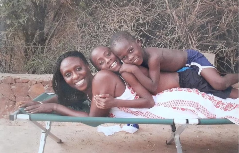Amadou Onana com a mãe