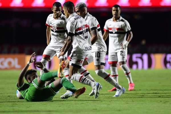 Rafael brilha com defesas, enquanto Luiz Gustavo comete erros na derrota do São Paulo