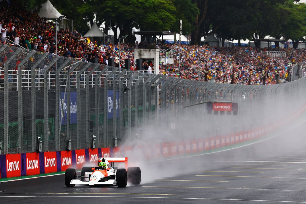 Lewis Hamilton dirigindo a icônica McLaren de Senna em homenagem no Autódromo de Interlagos — Foto: Mark Thompson/Getty Images