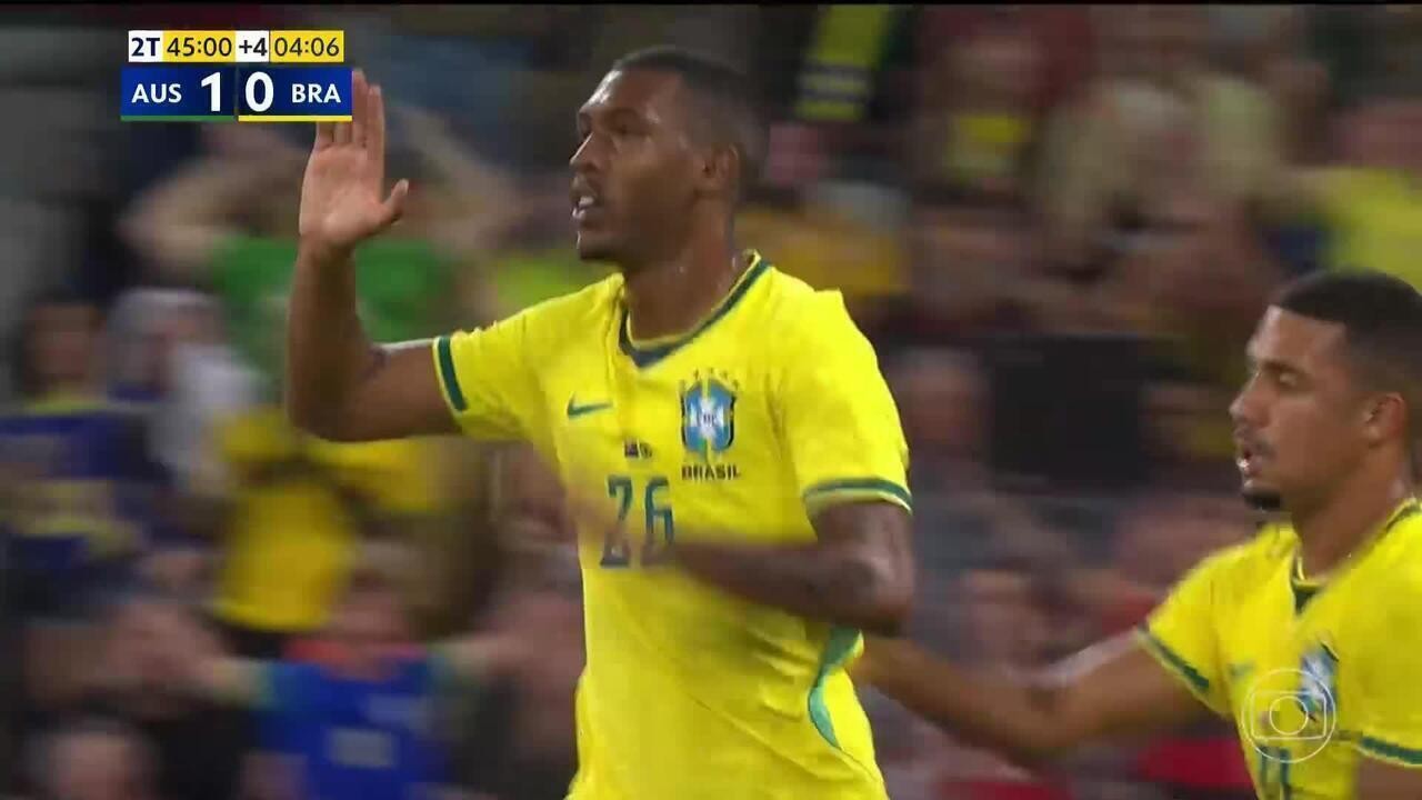 Ancelotti surpreende e escala Raphinha como centroavante na Seleção
