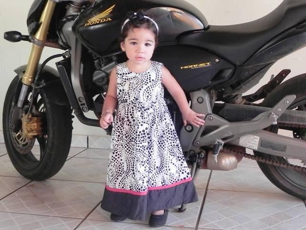 Ana Luíza Andreoli já próximo da moto do pai quando criança — Foto: Arquivo