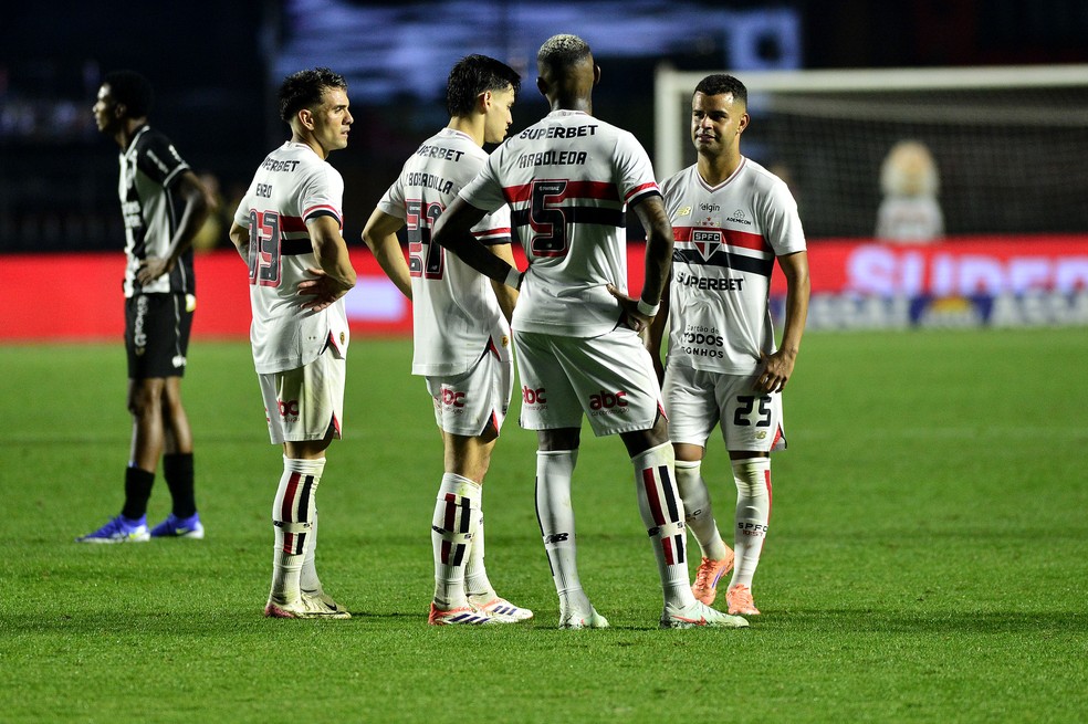 Jogadores do São Paulo depois de derrota para o Ceará — Foto: Marcos Ribolli