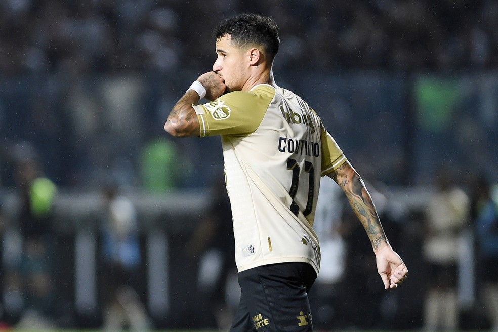 Coutinho comemora um gol sobre o Atlético-MG — Foto: André Durão