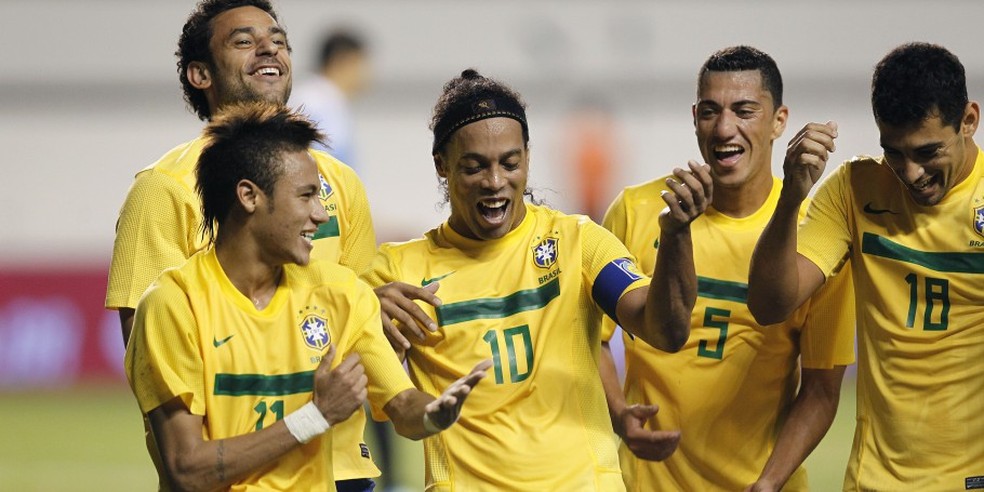 Neymar veste a camisa 11 e comemora gol com Ronaldinho em 2011 — Foto: Rafael Ribeiro / CBF