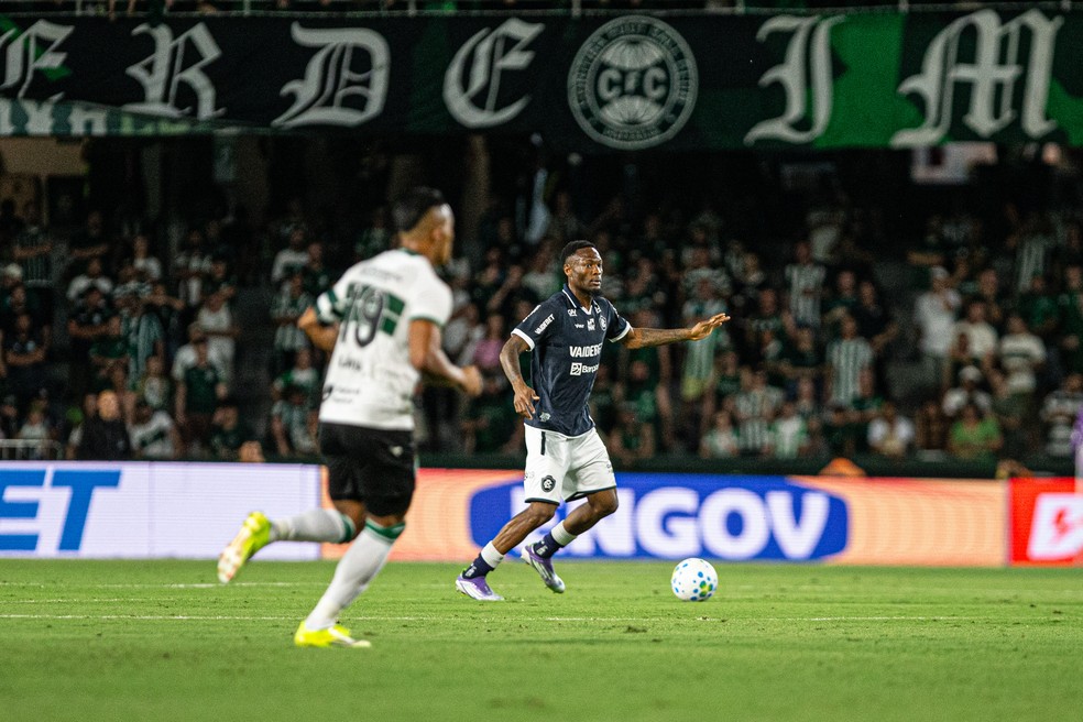 Tchamba em saída para o jogo do Remo contra o Coritiba — Foto: Raul Martins / Ascom Remo