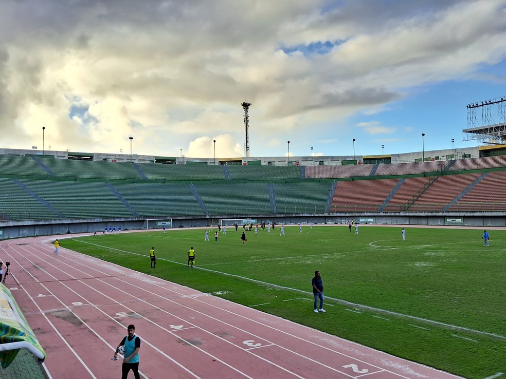 Bola rolando entre SSA FC e Porto Sport Club em Pituaçu, pela primeira rodada da Série B do Campeonato Baiano