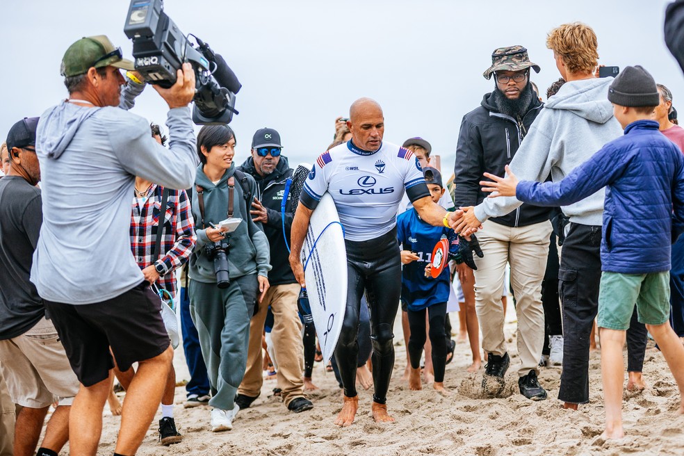 Kelly Slater é tietado nas areias de Trestles — Foto: Pat Nolan/WSL