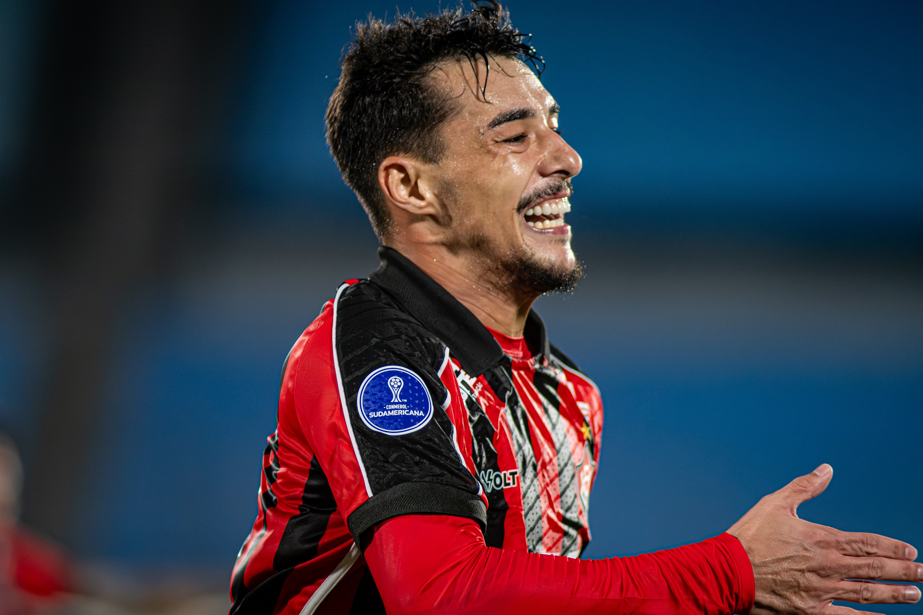 Sport acerta com o Vitória empréstimo do lateral Claudinho