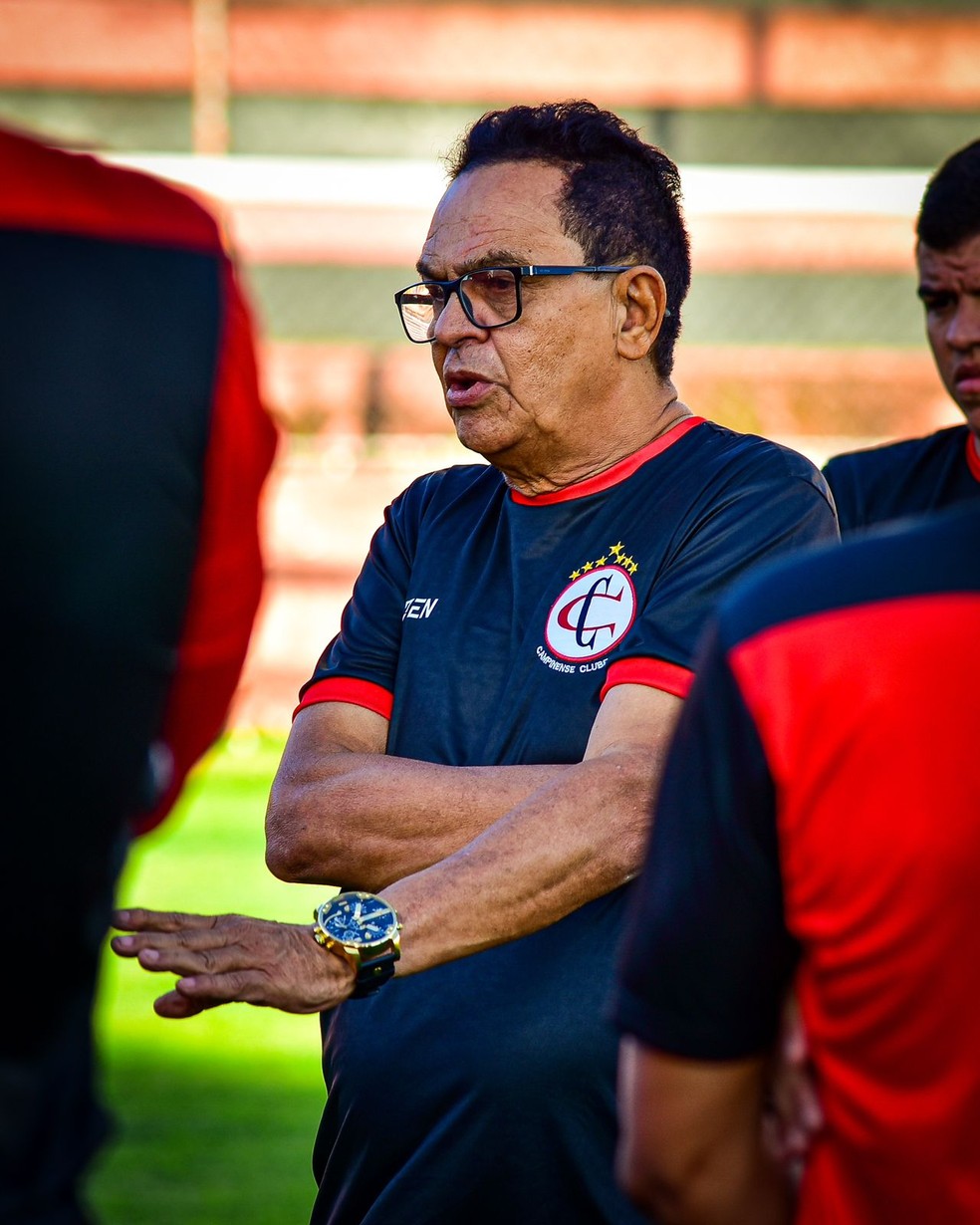 Francisco Diá, técnico do Campinense, comandando treino no Renatão — Foto: Estefinho Francelino/Campinense