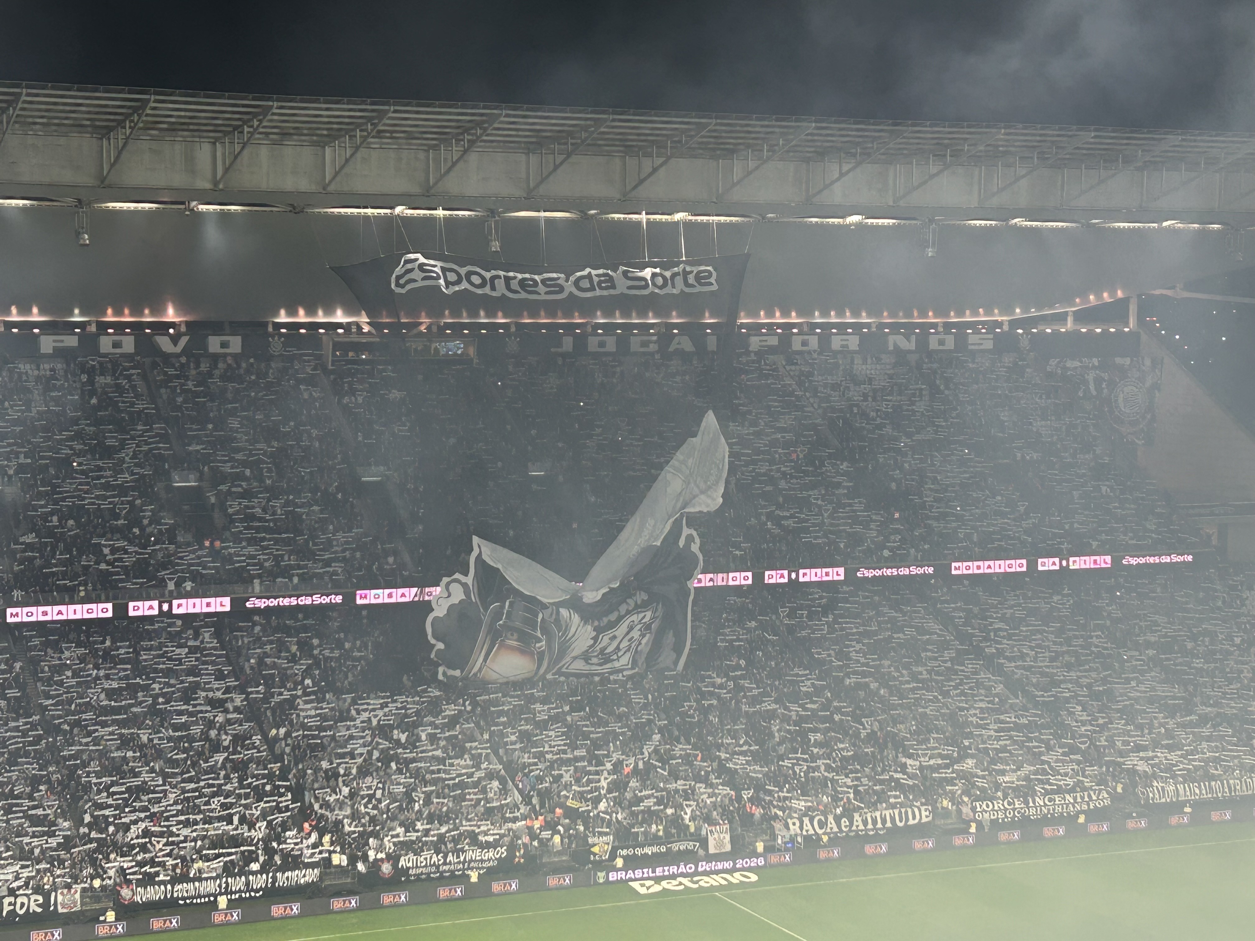 Mosaico de comemoração de 116 anos do Corinthians despenca