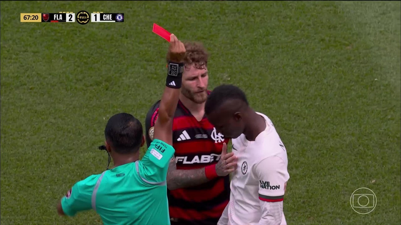 Atacante do Chelsea é expulso em apenas quatro minutos de jogo.