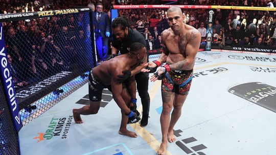 Vídeo: garçom reconhece Poatan e imita comemoração do UFC 300  - Foto: (Getty Images)