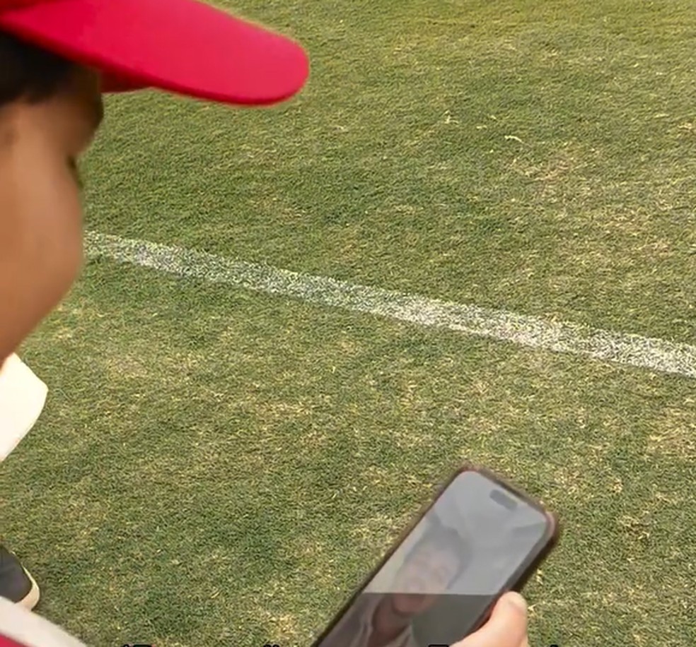 Jovem torcedor do CRB, Samir Farias conversou com o técnico Fernando Diniz — Foto: Reprodução/CRB TV