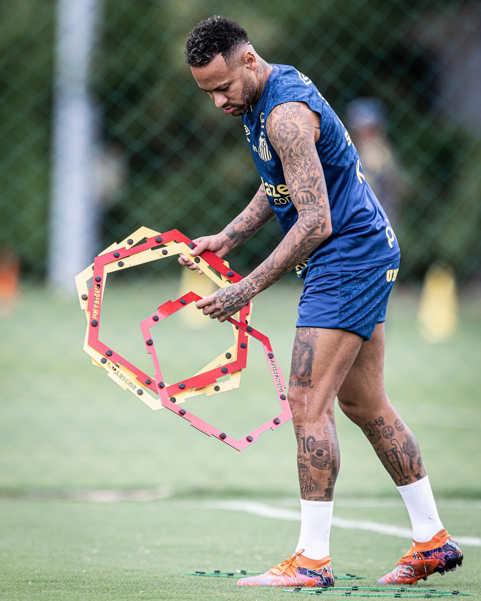 Neymar em trabalhos físicos no campo do CT Rei Pelé, pelo Santos — Foto: Raul Baretta/Santos