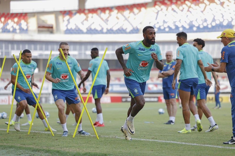 Gerson em treino da Seleção em Belém — Foto: Rafael Ribeiro / CBF