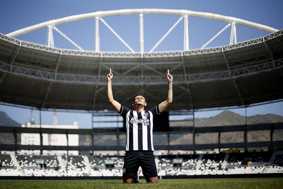 Gabriel Pires é apresentado no Botafogo e cita Dodô como ídolo, botafogo