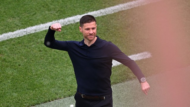 Xabi Alonso comemora vit&oacute;ria do Bayer Leverkusen sobre o Augsburg na Bundesliga