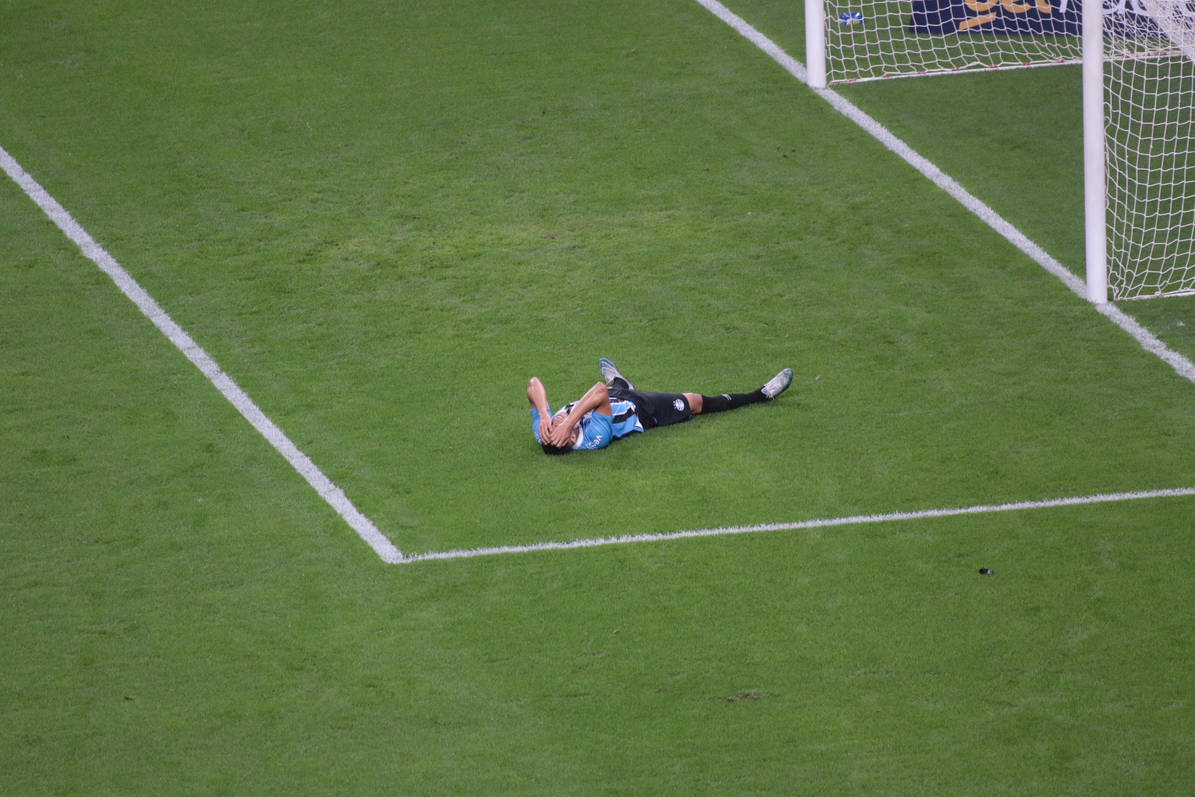Grêmio: Carlos Vinicius marca gol, mas deixa Gre-Nal lesionado após um ano e meio.