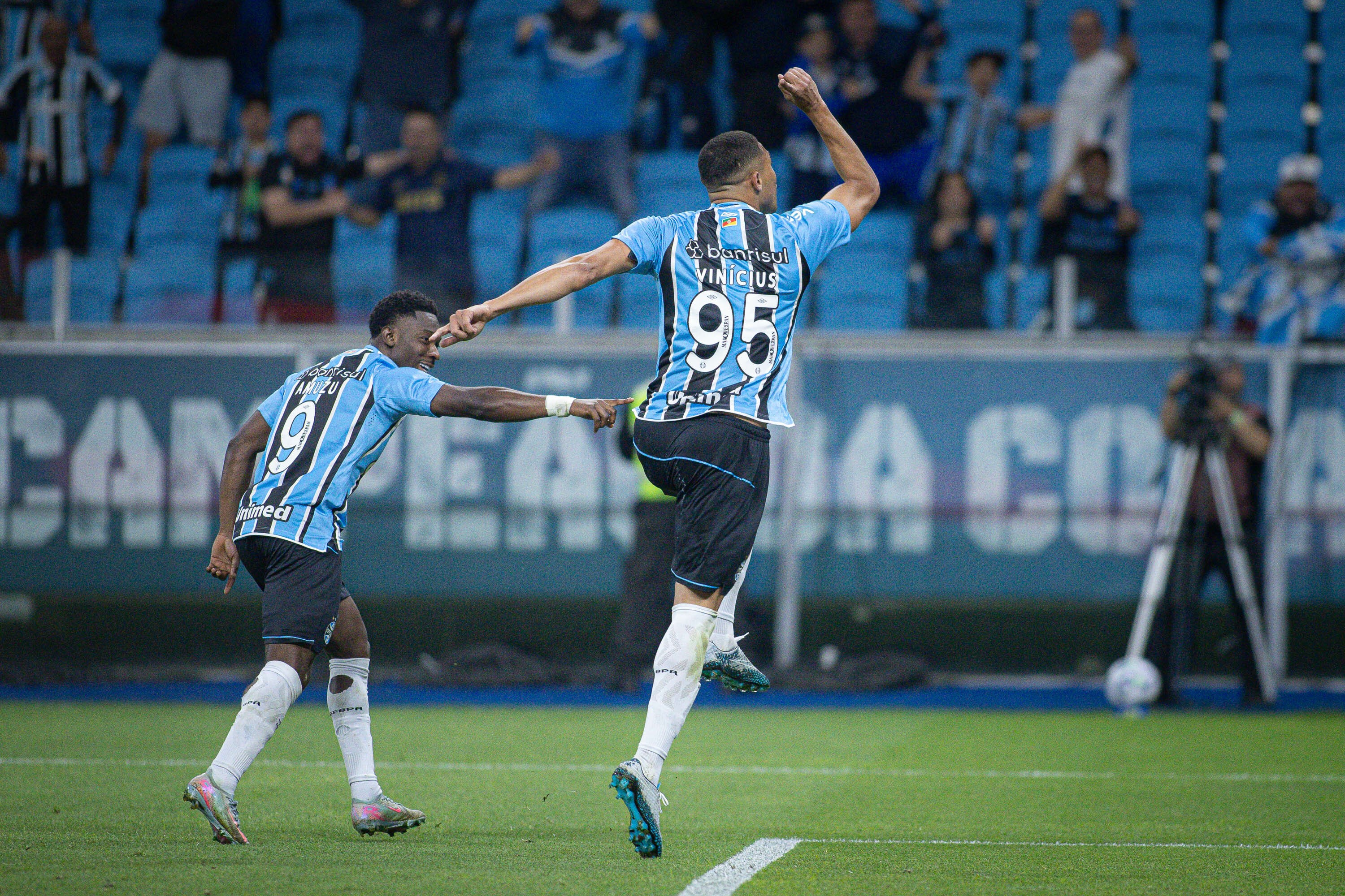 Comparação: início de Carlos Vinicius no Grêmio lembra desempenho de Suárez.