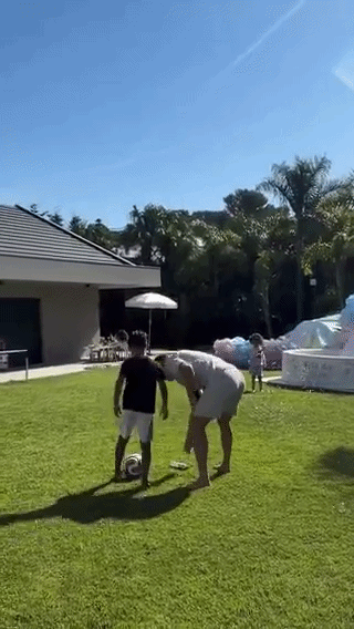 Filho de Cristiano Ronaldo rouba a cena e aplica "caneta" no pai durante brincadeira; vídeo