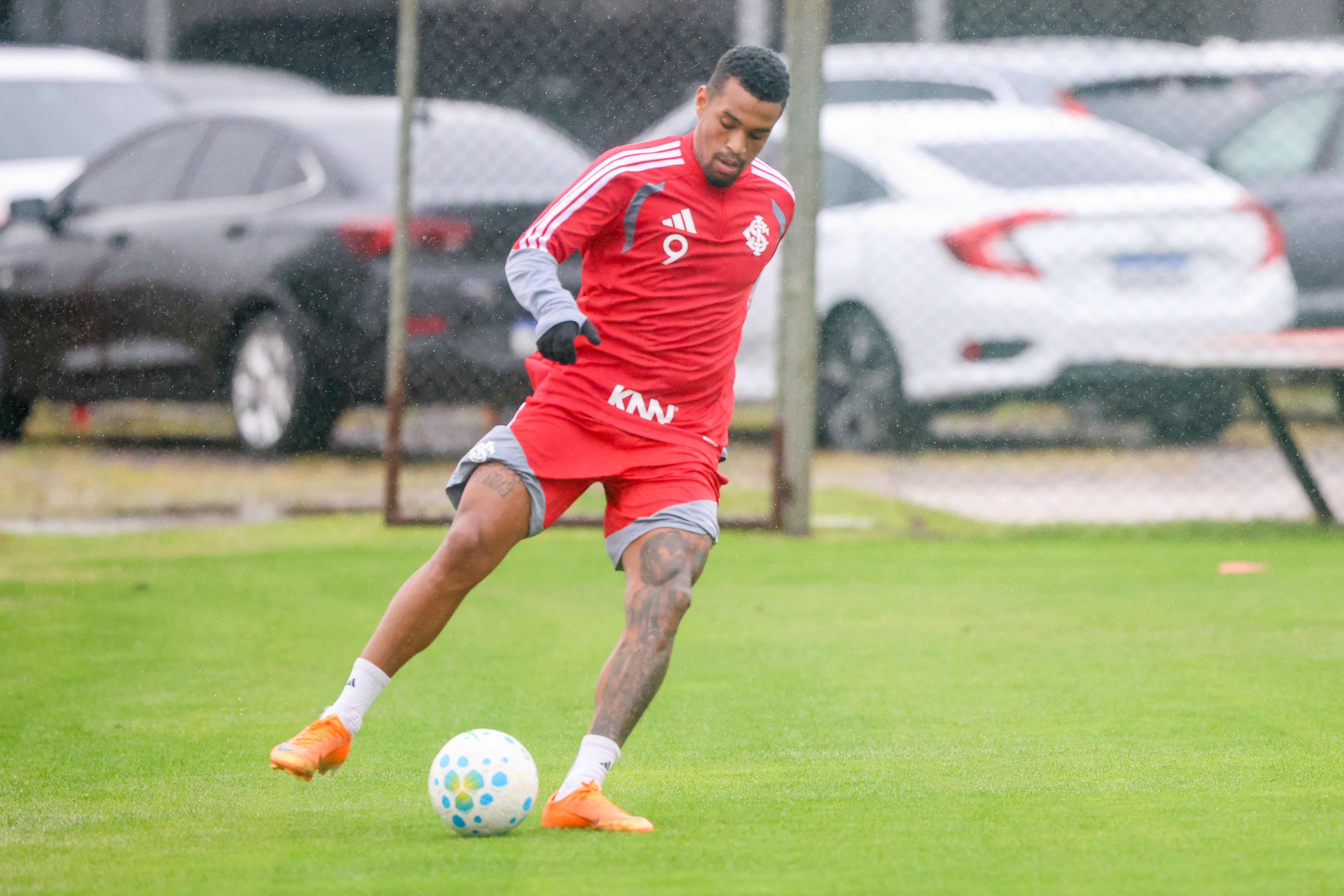 Sem Borré, Inter se divide entre busca por reforço para o ataque e aposta em Alerrandro