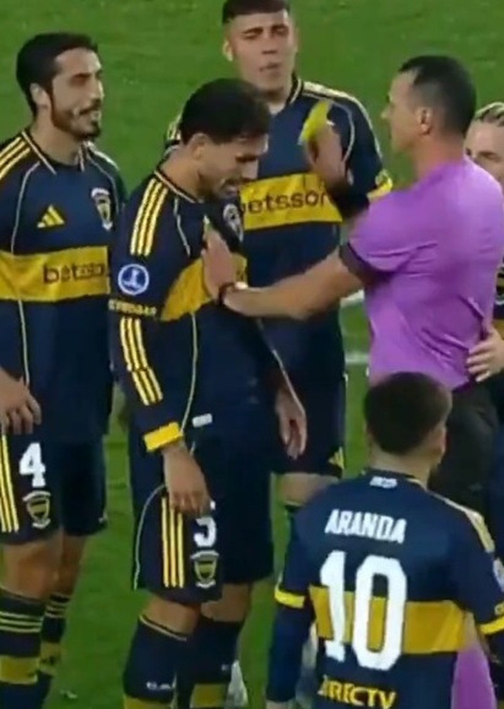 &Aacute;rbitro empurra Paredes durante discuss&atilde;o em jogo do Boca Juniors; &mdash; Foto: Reprodu&ccedil;&atilde;o X
