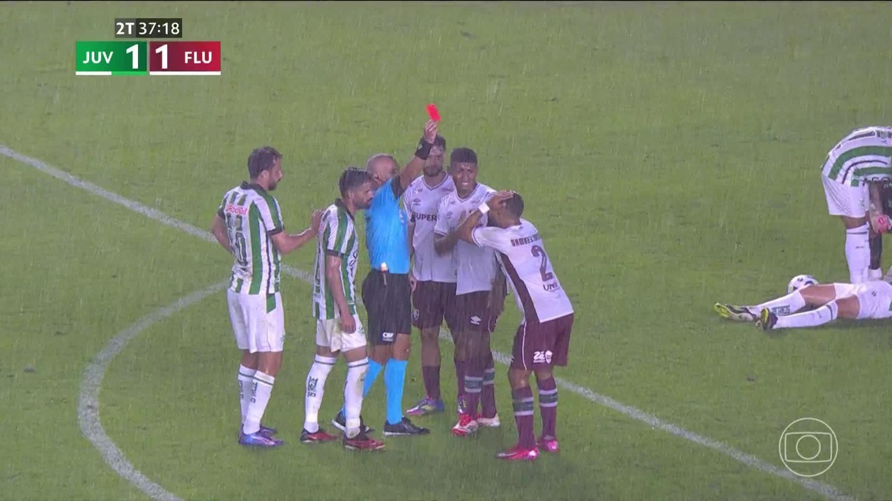 13608841 Samuel Xavier, do Fluminense, é resgatado no vestiário após ter expulsão anulada pelo VAR; veja vídeo