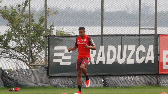 Treino do Inter: Fernando aparece no campo, mas ainda não trabalha com o grupo