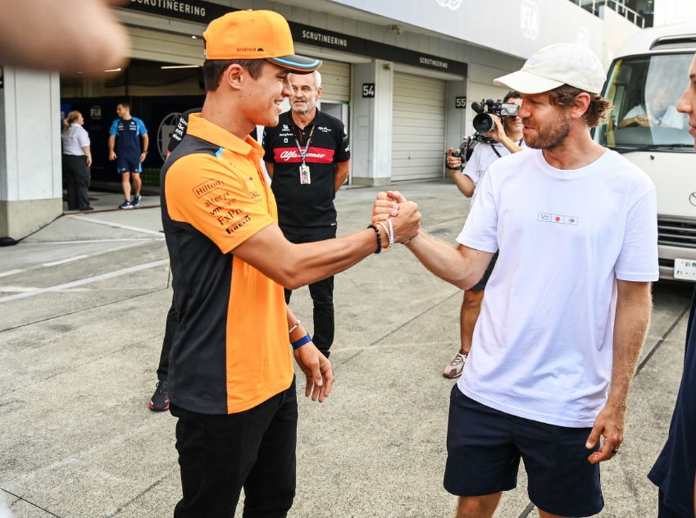 Lando Norris e Sebastian Vettel no GP do Japão de 2023 — Foto: Mark Sutton/Sutton Images