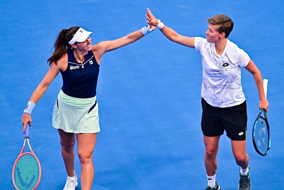 Luisa Stefani e Demi Schuurs no WTA 1000 do Catar — Foto: Noushad Thekkayil/NurPhoto via Getty Images