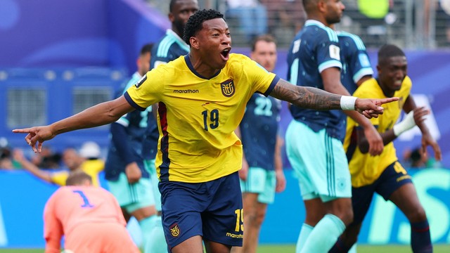Plata comemora seu gol pelo Equador em cima da Alemanha, na Copa
