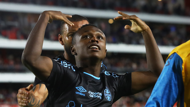 Nathan Fernandes comemora gol pelo Grêmio contra o Estudiantes na Libertadores