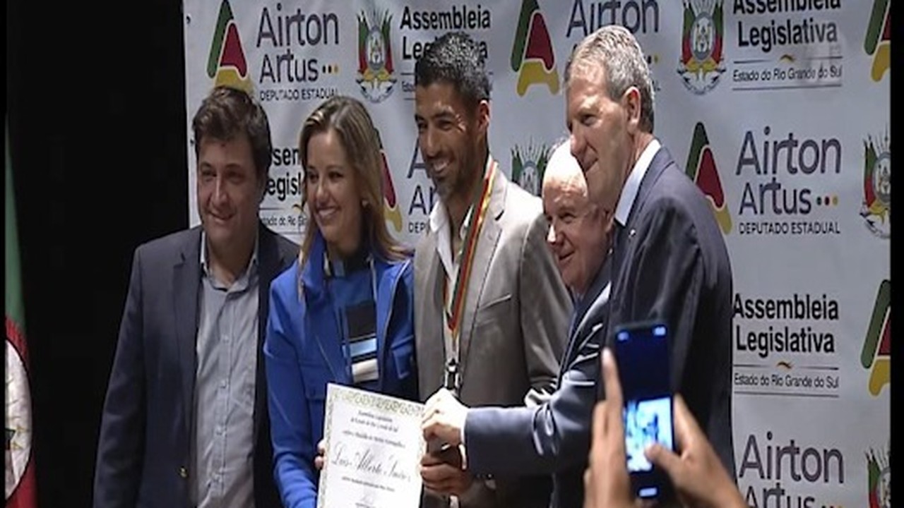 Luis Suárez recebe Medalha do Mérito Farroupilha